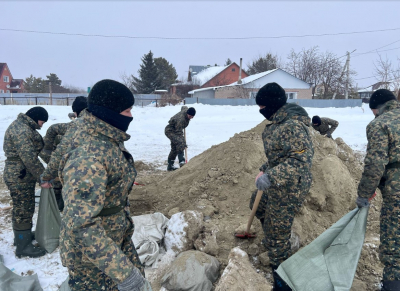 Нацгвардия приступила к очистке и вывозу снежных масс в зонах повышенного риска