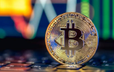 Биткоин не удержал рост: рынок готовится к коррекции