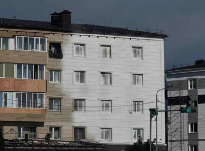 Окна закрасили вместе с фасадом в Костанае
