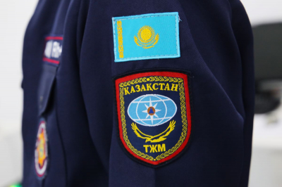 Вблизи Атырау с вертолета тушат пожар