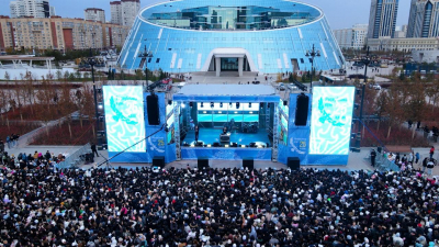 Праздничный концерт у монумента “Қазақ елі” собрал жителей Астаны
