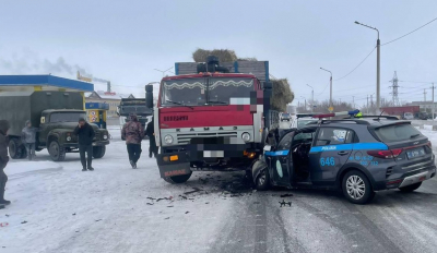 Полицейское авто в Семее столкнулось с КамАЗом